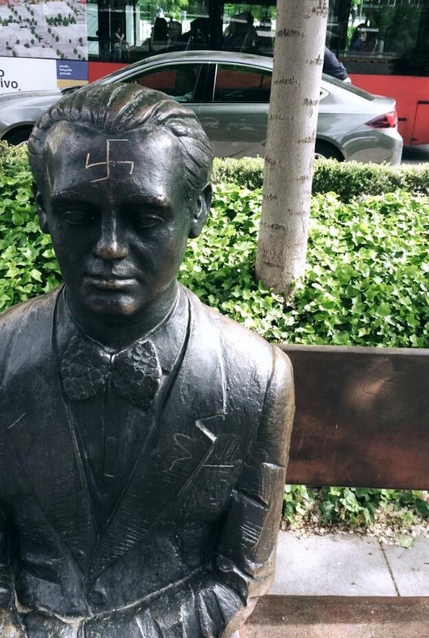 Bεβήλωσαν με μία σβάστικα την προτομή του ποιητή Φεδερίκο Γκαρθία Λόρκα [εικόνα] | iefimerida.gr 0