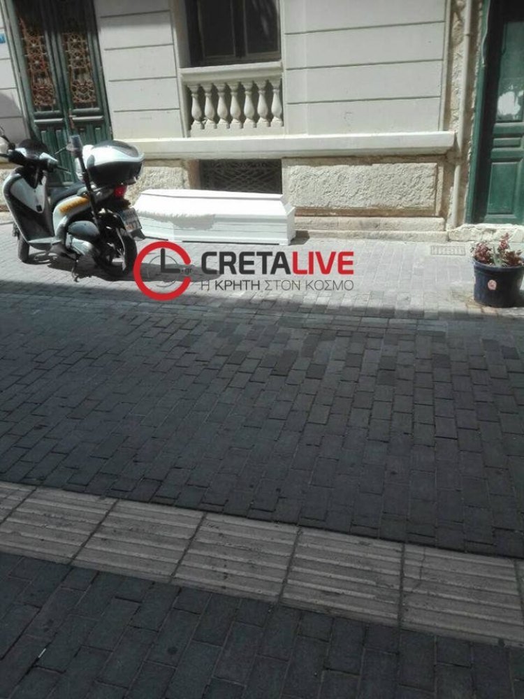 Παράτησαν φέρετρο σε πεζόδρομο στο Ηράκλειο -Ψάχνουν τους υπεύθυνους [εικόνα] | iefimerida.gr 0