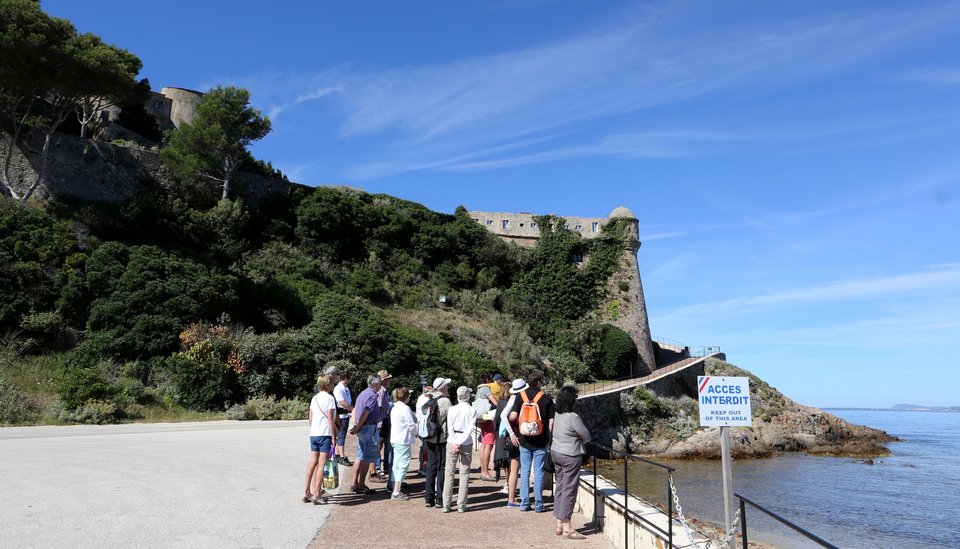 Γνωρίστε τον πύργο των διακοπών του Εμανουέλ Μακρόν -Αποπνέει ιστορία [εικόνες] | iefimerida.gr 13