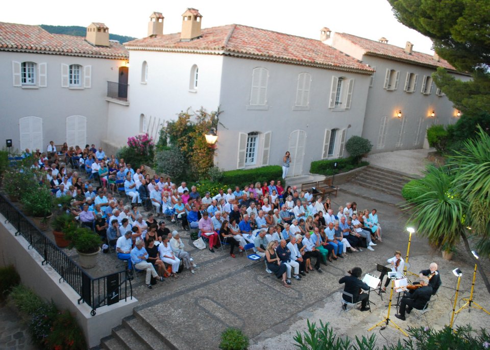 Γνωρίστε τον πύργο των διακοπών του Εμανουέλ Μακρόν -Αποπνέει ιστορία [εικόνες] | iefimerida.gr 14