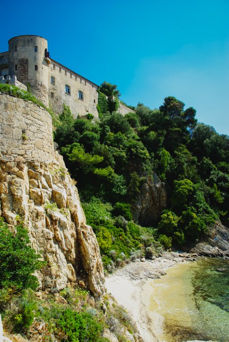 Γνωρίστε τον πύργο των διακοπών του Εμανουέλ Μακρόν -Αποπνέει ιστορία [εικόνες] | iefimerida.gr 10