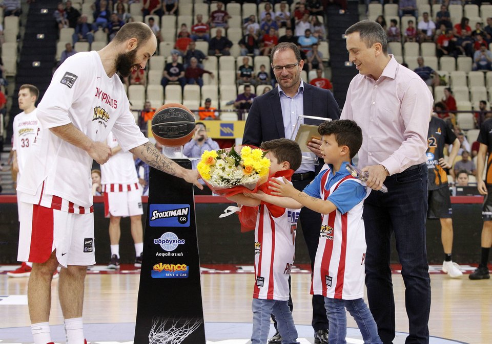 Η βράβευση του Βασίλη Σπανούλη από τον CEO της Stoiximan, Γιώργο Δασκαλάκη [εικόνες & βίντεο] | iefimerida.gr 1