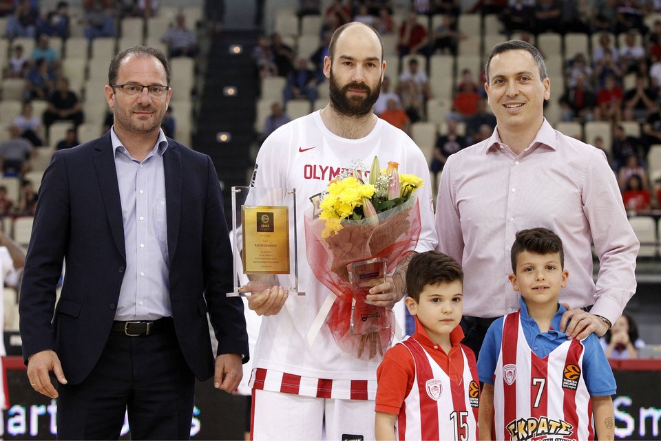 Η βράβευση του Βασίλη Σπανούλη από τον CEO της Stoiximan, Γιώργο Δασκαλάκη [εικόνες & βίντεο] | iefimerida.gr 0