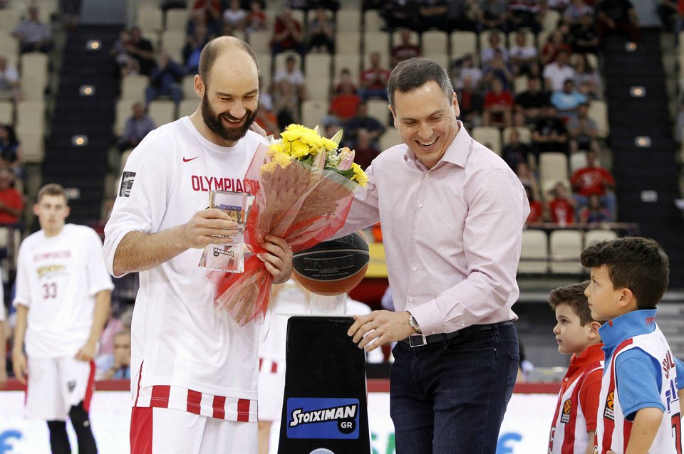 Η βράβευση του Βασίλη Σπανούλη από τον CEO της Stoiximan, Γιώργο Δασκαλάκη [εικόνες & βίντεο] | iefimerida.gr 2