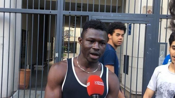 Μαντούμου Γκασάμα: O μετανάστης που έσωσε ένα παιδάκι στη Γαλλία έγινε ήρωας [εικόνες] | iefimerida.gr 2