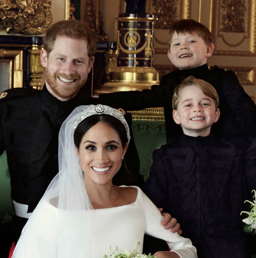 Χάρι και Μέγκαν: Το πειραχτήρι πρίγκιπας Τζορτζ έκλεψε την παράσταση στην επίσημη φωτογράφιση γάμου [εικόνες] | iefimerida.gr 3