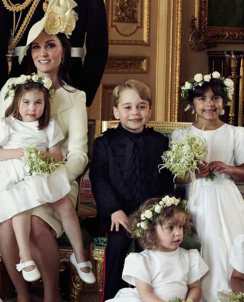 Χάρι και Μέγκαν: Το πειραχτήρι πρίγκιπας Τζορτζ έκλεψε την παράσταση στην επίσημη φωτογράφιση γάμου [εικόνες] | iefimerida.gr 4