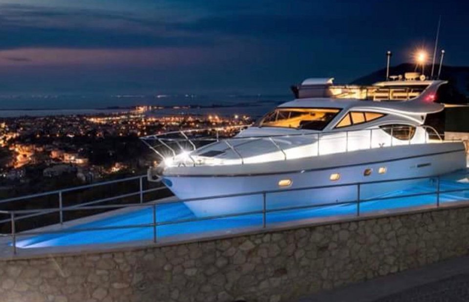 Τα έξοδα του γιοτ ήταν πολλά -Το έβαλε στην πισίνα και το νοικιάζει ως κατάλυμα στη Λευκάδα [εικόνα] | iefimerida.gr 0