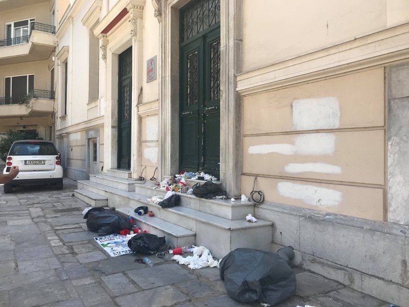 Διαδηλωτές πέταξαν σκουπίδια έξω απο τα γραφεία της ΓΣΕΕ- φωτό iefimerida