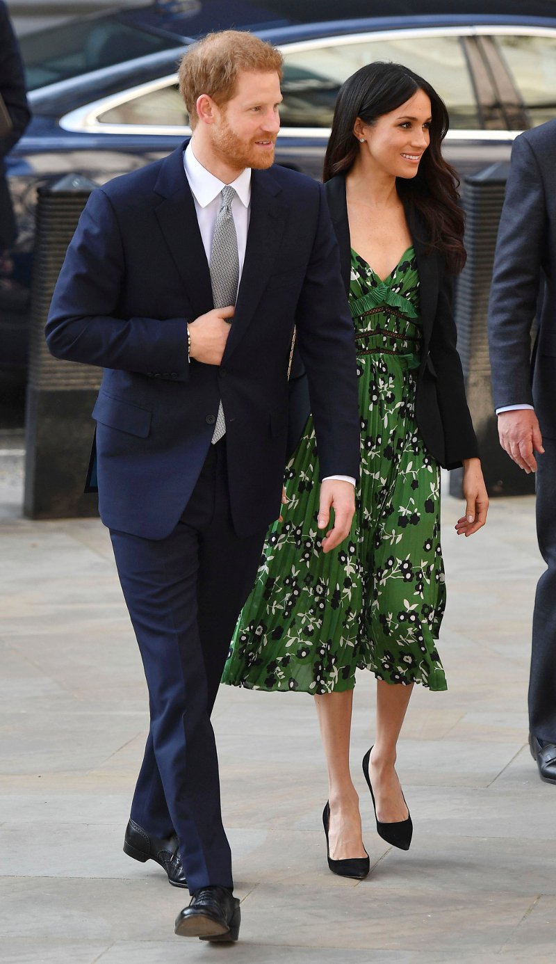 Το πραγματικά απρόσμενο γαμήλιο δώρο του Μακρόν στον πρίγκιπα Χάρι [εικόνες]  | iefimerida.gr 1