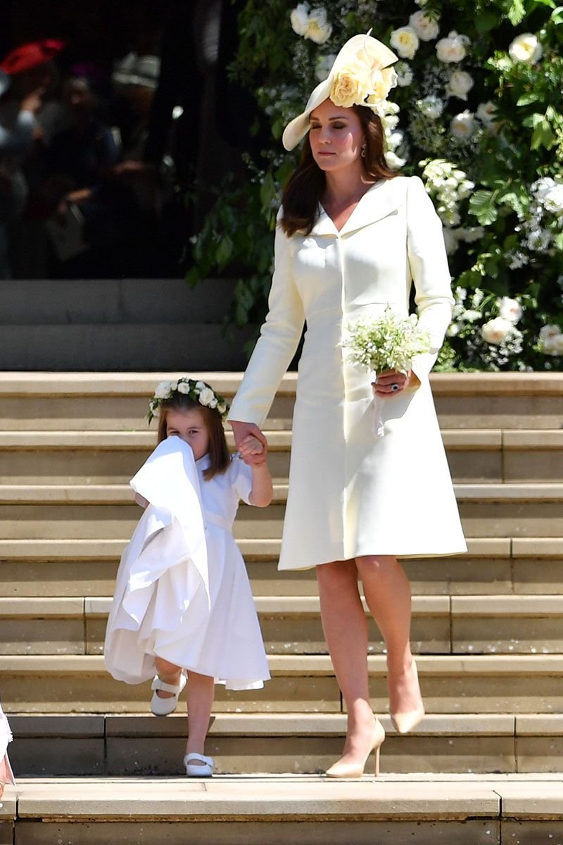 Η σταρ Σάρλοτ και ο βαριεστημένος Τζορτζ, έδωσαν ρέστα με τις γκριμάτσες τους στο γάμο [εικόνες & βίντεο] | iefimerida.gr 16