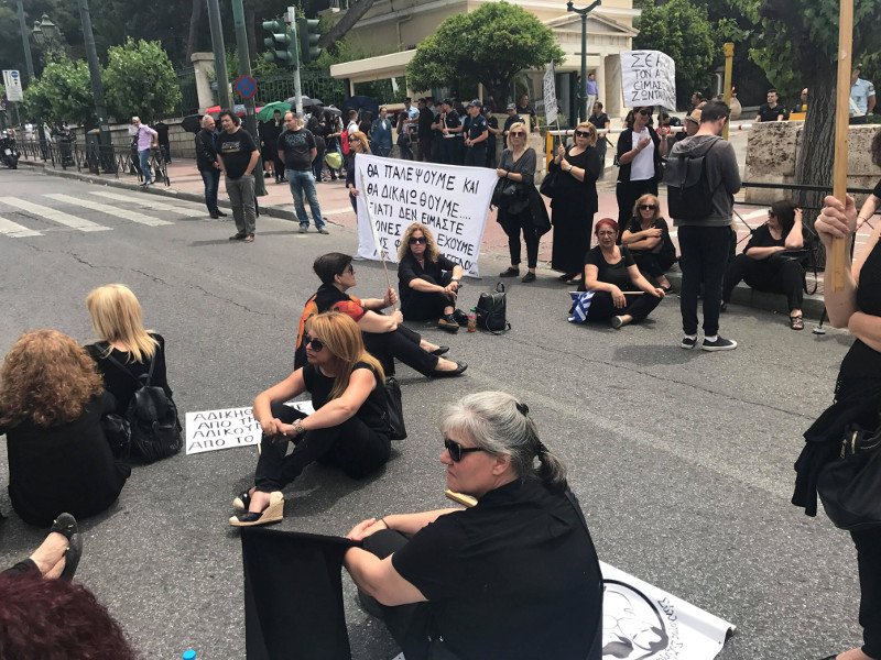 Εκλεισαν τη Βασ. Σοφίας -Χήρες έκαναν καθιστική διαμαρτυρία για τον νόμο Κατρούγκαλου [εικόνες & βίντεο] | iefimerida.gr 0