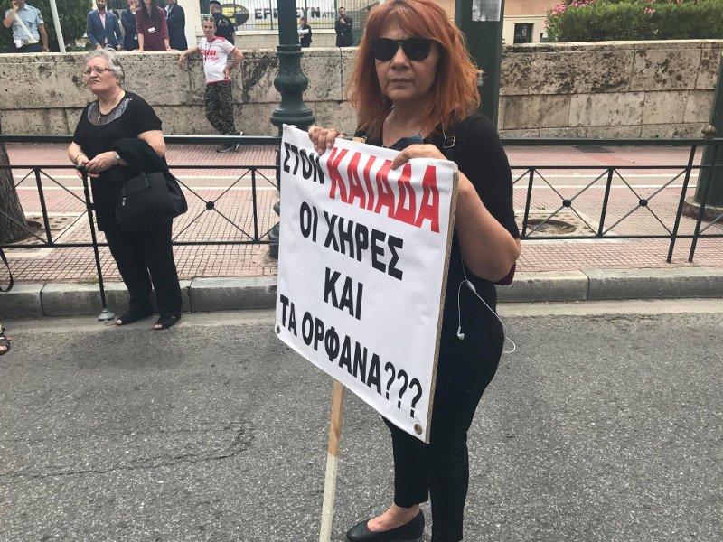 Εκλεισαν τη Βασ. Σοφίας -Χήρες έκαναν καθιστική διαμαρτυρία για τον νόμο Κατρούγκαλου [εικόνες & βίντεο] | iefimerida.gr 1