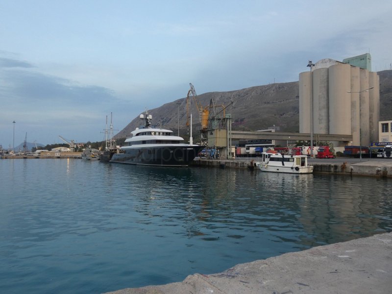 Χανιά: Η θαλαμηγός των 200 εκατ. δολαρίων στο λιμάνι της Σούδας [εικόνες] | iefimerida.gr 3