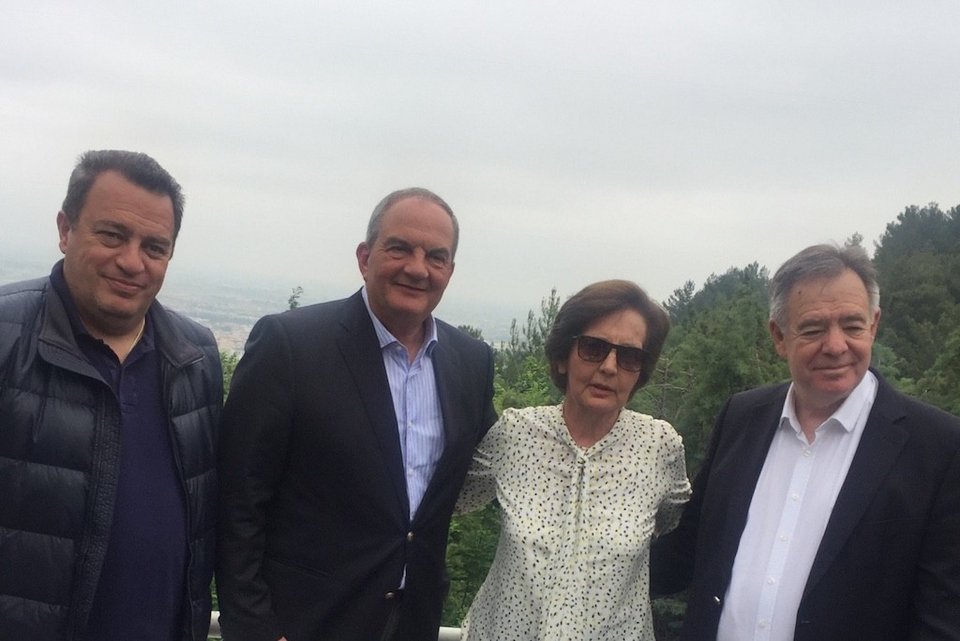 Με γκλίτσα και αθλητικά στο αρχαίο θέατρο Μαρώνειας ο Κώστας Καραμανλής [εικόνες] | iefimerida.gr 11