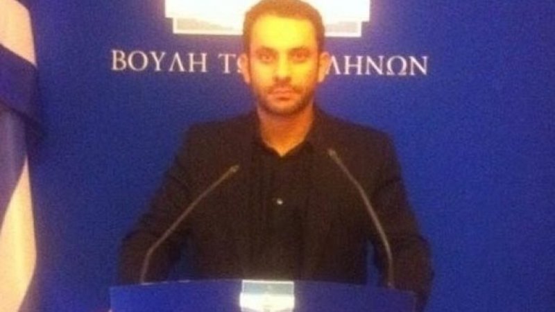 Αγριο επεισόδιο στη Βουλή: Η Μεγαλοοικονόμου έριξε... καρεκλιές και τσαντιές σε πρώην συνεργάτη της [εικόνες] | iefimerida.gr 1