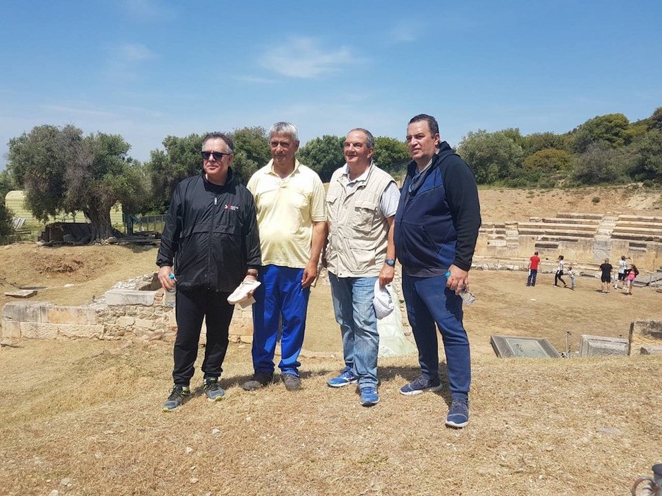 Με γκλίτσα και αθλητικά στο αρχαίο θέατρο Μαρώνειας ο Κώστας Καραμανλής [εικόνες] | iefimerida.gr 5