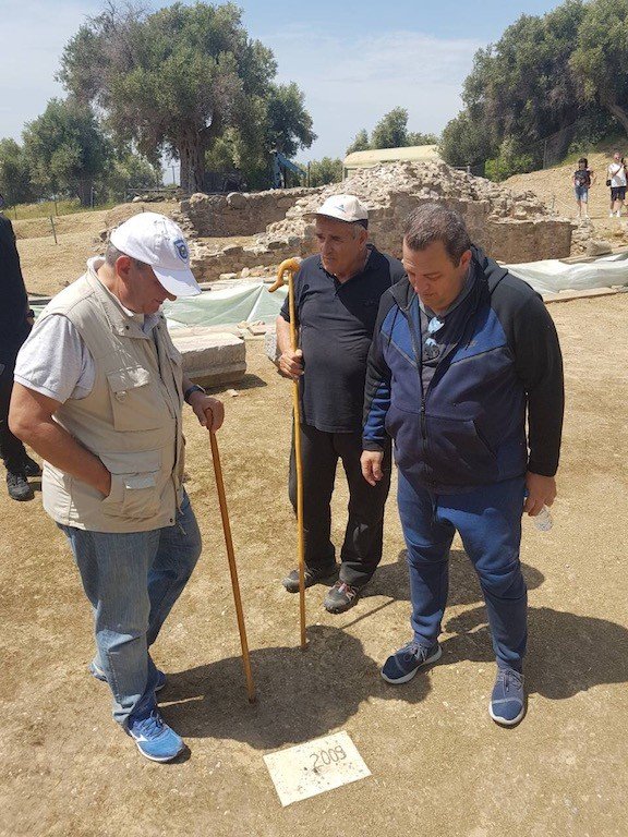 Με γκλίτσα και αθλητικά στο αρχαίο θέατρο Μαρώνειας ο Κώστας Καραμανλής [εικόνες] | iefimerida.gr 4