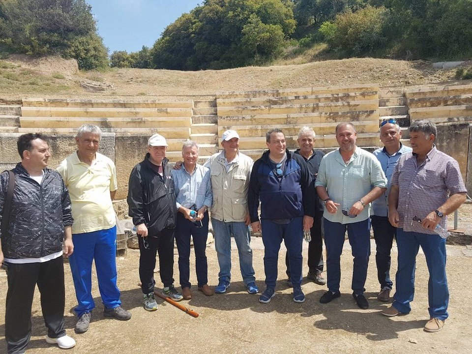 Με γκλίτσα και αθλητικά στο αρχαίο θέατρο Μαρώνειας ο Κώστας Καραμανλής [εικόνες] | iefimerida.gr 3