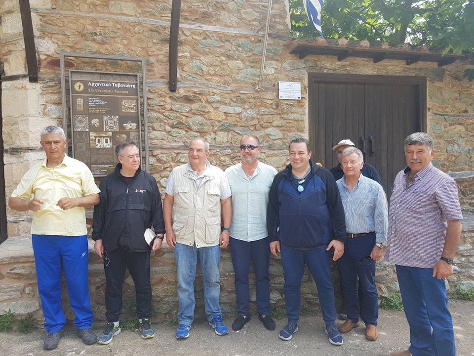 Με γκλίτσα και αθλητικά στο αρχαίο θέατρο Μαρώνειας ο Κώστας Καραμανλής [εικόνες] | iefimerida.gr 7