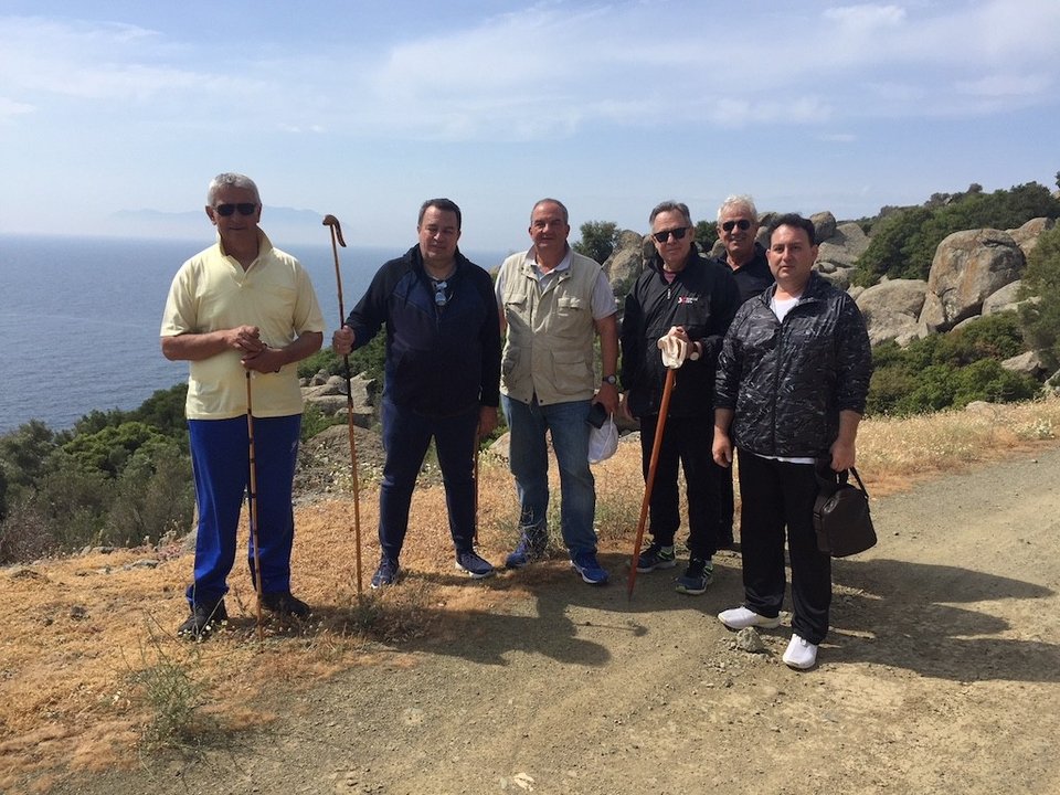 Με γκλίτσα και αθλητικά στο αρχαίο θέατρο Μαρώνειας ο Κώστας Καραμανλής [εικόνες] | iefimerida.gr 0