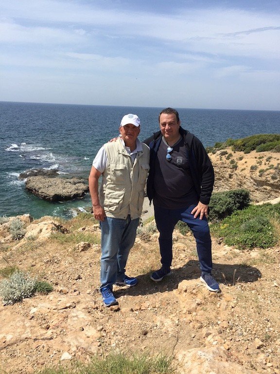 Με γκλίτσα και αθλητικά στο αρχαίο θέατρο Μαρώνειας ο Κώστας Καραμανλής [εικόνες] | iefimerida.gr 1