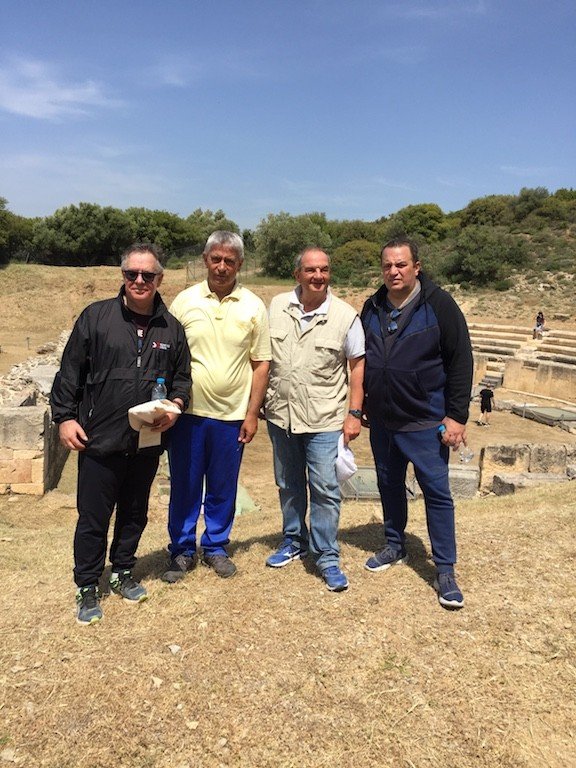 Με γκλίτσα και αθλητικά στο αρχαίο θέατρο Μαρώνειας ο Κώστας Καραμανλής [εικόνες] | iefimerida.gr 2