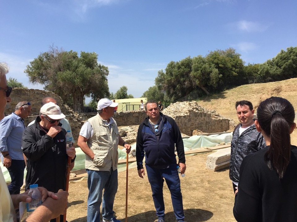 Με γκλίτσα και αθλητικά στο αρχαίο θέατρο Μαρώνειας ο Κώστας Καραμανλής [εικόνες] | iefimerida.gr 6