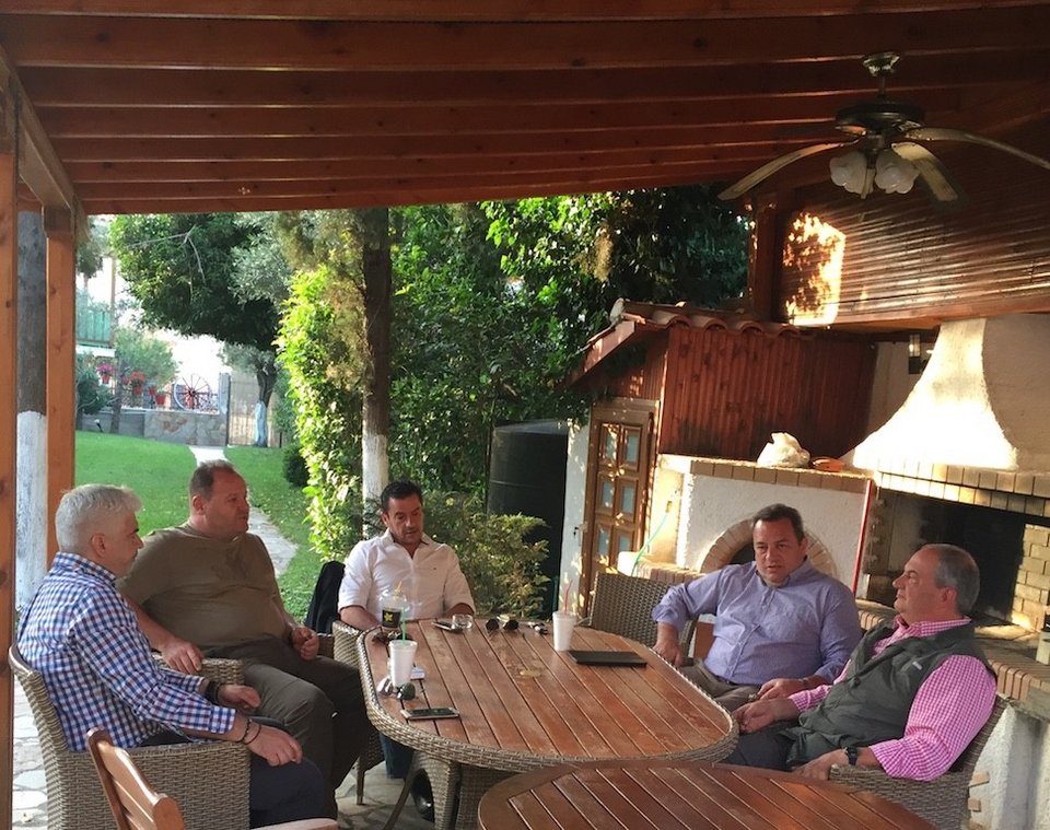 Με γκλίτσα και αθλητικά στο αρχαίο θέατρο Μαρώνειας ο Κώστας Καραμανλής [εικόνες] | iefimerida.gr 15