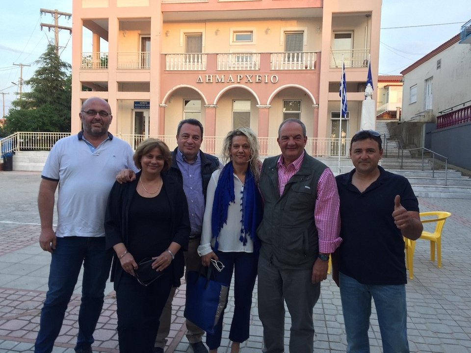 Με γκλίτσα και αθλητικά στο αρχαίο θέατρο Μαρώνειας ο Κώστας Καραμανλής [εικόνες] | iefimerida.gr 20