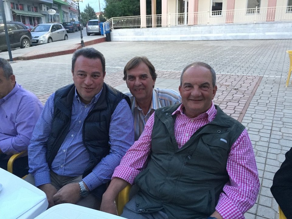 Με γκλίτσα και αθλητικά στο αρχαίο θέατρο Μαρώνειας ο Κώστας Καραμανλής [εικόνες] | iefimerida.gr 8