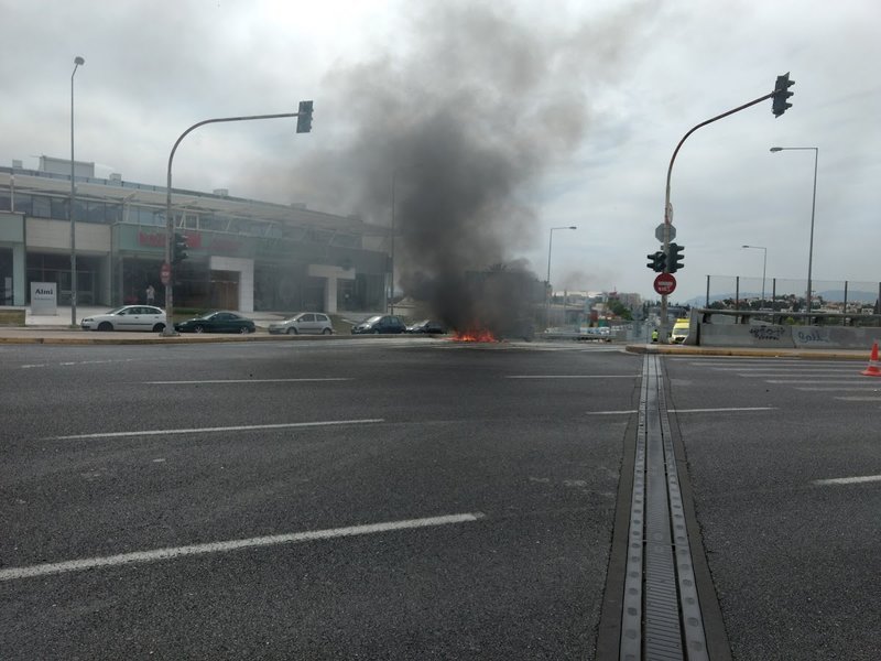 Αυτοκίνητο πήρε φωτιά στην Κηφισίας -Στο «δαχτυλίδι» στο Μαρούσι [εικόνες] | iefimerida.gr 3
