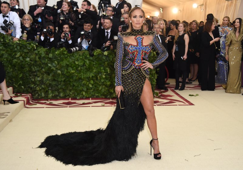 Η Daily Mail «σκίζει» το Met Gala: Γιατί να θεωρηθεί αποδεκτή η κοροϊδία του χριστιανισμού; | iefimerida.gr 2
