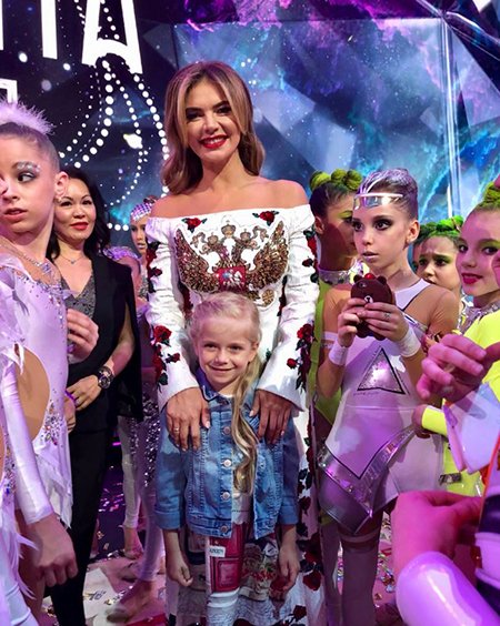 Kράζουν τη σύντροφο του Πούτιν για το απερίγραπτο, βέρο ρωσικό, φόρεμα που φορούσε [εικόνες] | iefimerida.gr 1