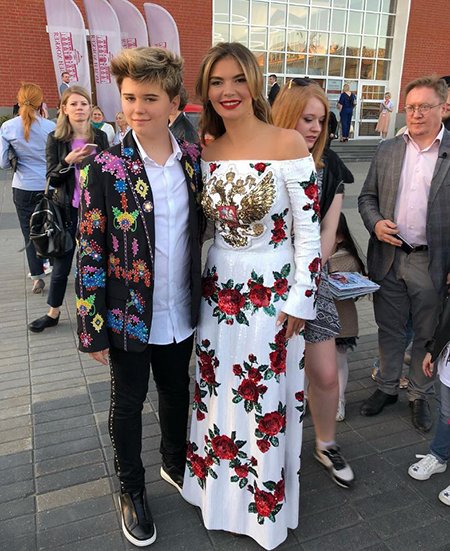 Kράζουν τη σύντροφο του Πούτιν για το απερίγραπτο, βέρο ρωσικό, φόρεμα που φορούσε [εικόνες] | iefimerida.gr 3