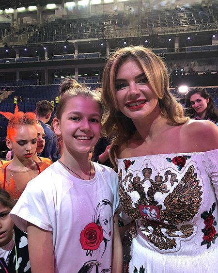 Kράζουν τη σύντροφο του Πούτιν για το απερίγραπτο, βέρο ρωσικό, φόρεμα που φορούσε [εικόνες] | iefimerida.gr 2