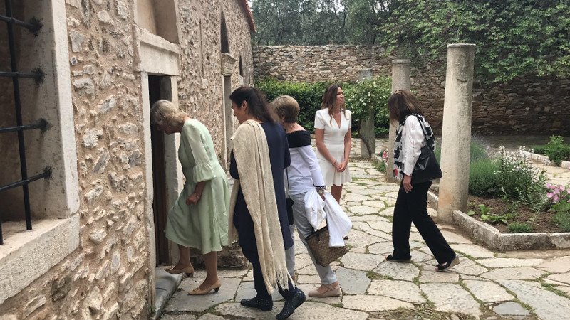 Στη Μονή Καισαριανής η Καμίλα -Διάβασε Χάρι Πότερ σε μαθητές [εικόνες & βίντεο] | iefimerida.gr 3