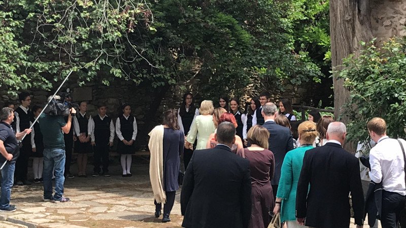 Στη Μονή Καισαριανής η Καμίλα -Διάβασε Χάρι Πότερ σε μαθητές [εικόνες & βίντεο] | iefimerida.gr 1