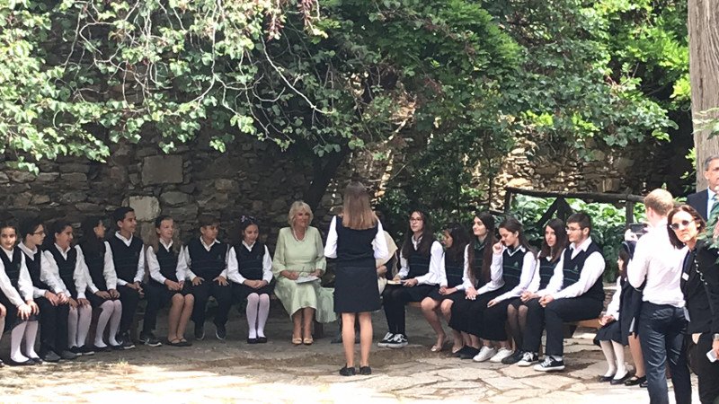 Στη Μονή Καισαριανής η Καμίλα -Διάβασε Χάρι Πότερ σε μαθητές [εικόνες & βίντεο] | iefimerida.gr 0