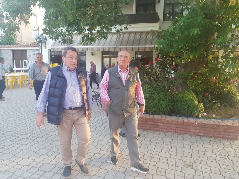 Με γκλίτσα και αθλητικά στο αρχαίο θέατρο Μαρώνειας ο Κώστας Καραμανλής [εικόνες] | iefimerida.gr 19