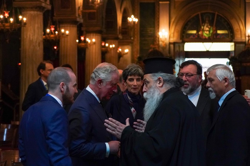  Ο Κάρολος στην εκκλησία της Αγίας Ειρήνης -Το προσκύνημα της εικόνας και η συνομιλία με τον ιερέα [εικόνες] | iefimerida.gr 3