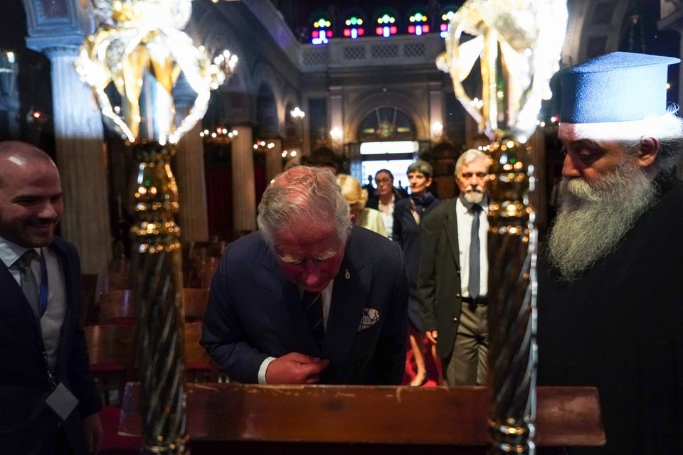  Ο Κάρολος στην εκκλησία της Αγίας Ειρήνης -Το προσκύνημα της εικόνας και η συνομιλία με τον ιερέα [εικόνες] | iefimerida.gr 2
