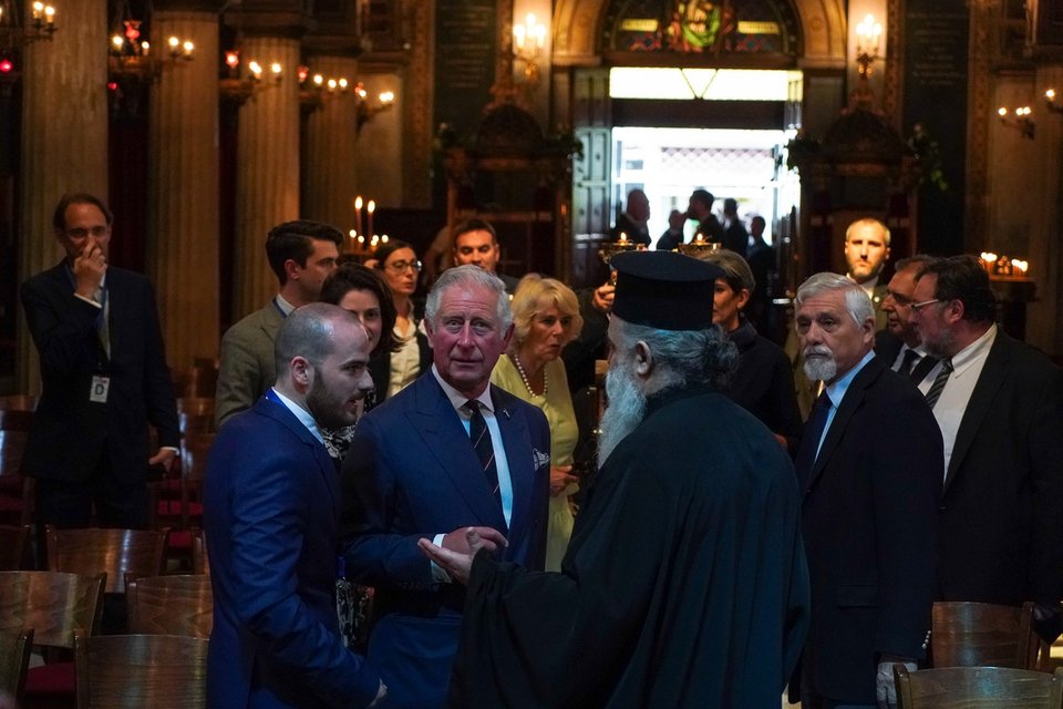  Ο Κάρολος στην εκκλησία της Αγίας Ειρήνης -Το προσκύνημα της εικόνας και η συνομιλία με τον ιερέα [εικόνες] | iefimerida.gr 1