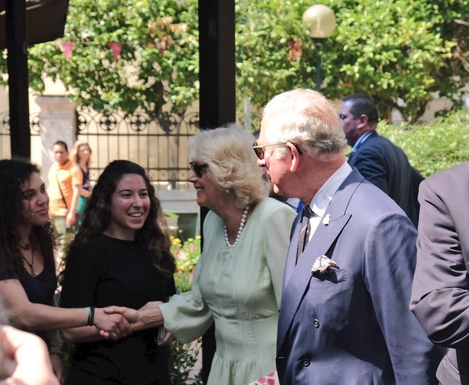 Η φωτογραφία που πόσταρε ο Κάρολος και η Καμίλα από το καφεδάκι τους στην Αγία Ειρήνη [εικόνες] | iefimerida.gr 0