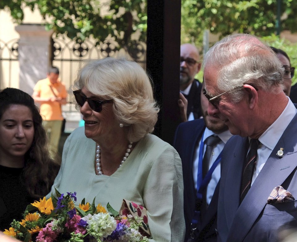 Η φωτογραφία που πόσταρε ο Κάρολος και η Καμίλα από το καφεδάκι τους στην Αγία Ειρήνη [εικόνες] | iefimerida.gr 1