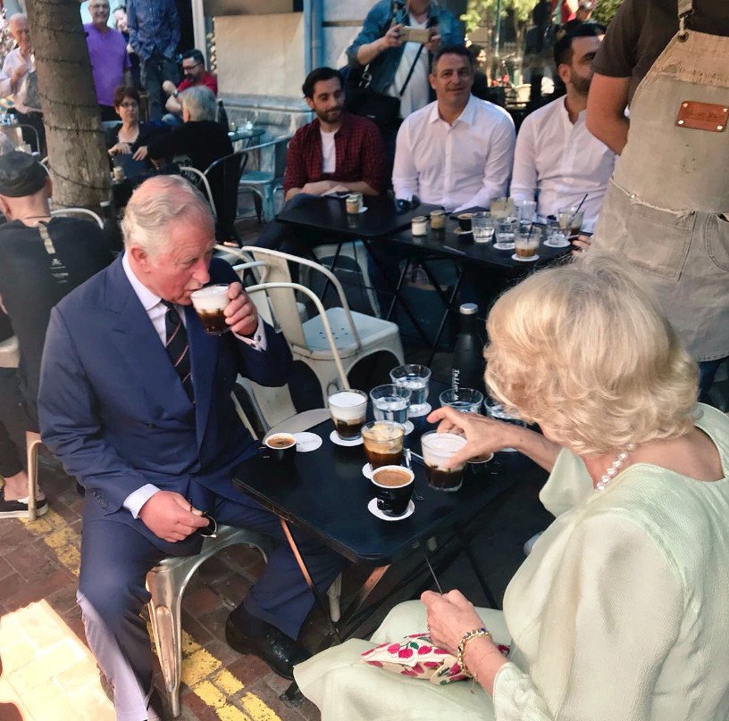 Η φωτογραφία που πόσταρε ο Κάρολος και η Καμίλα από το καφεδάκι τους στην Αγία Ειρήνη [εικόνες] | iefimerida.gr 2