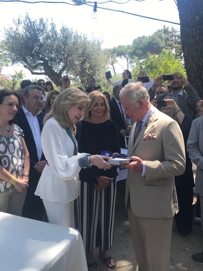 Η Μαριάννα Βαρδινογιάννη προσφέρει στον πρίγκιπα Κάρολο το βιβλίο της με τίτλο «Προσεγγίζοντας τη γυναικεία ταυτότητα: Αναζητήσεις στη Μινωική Κοινωνία»