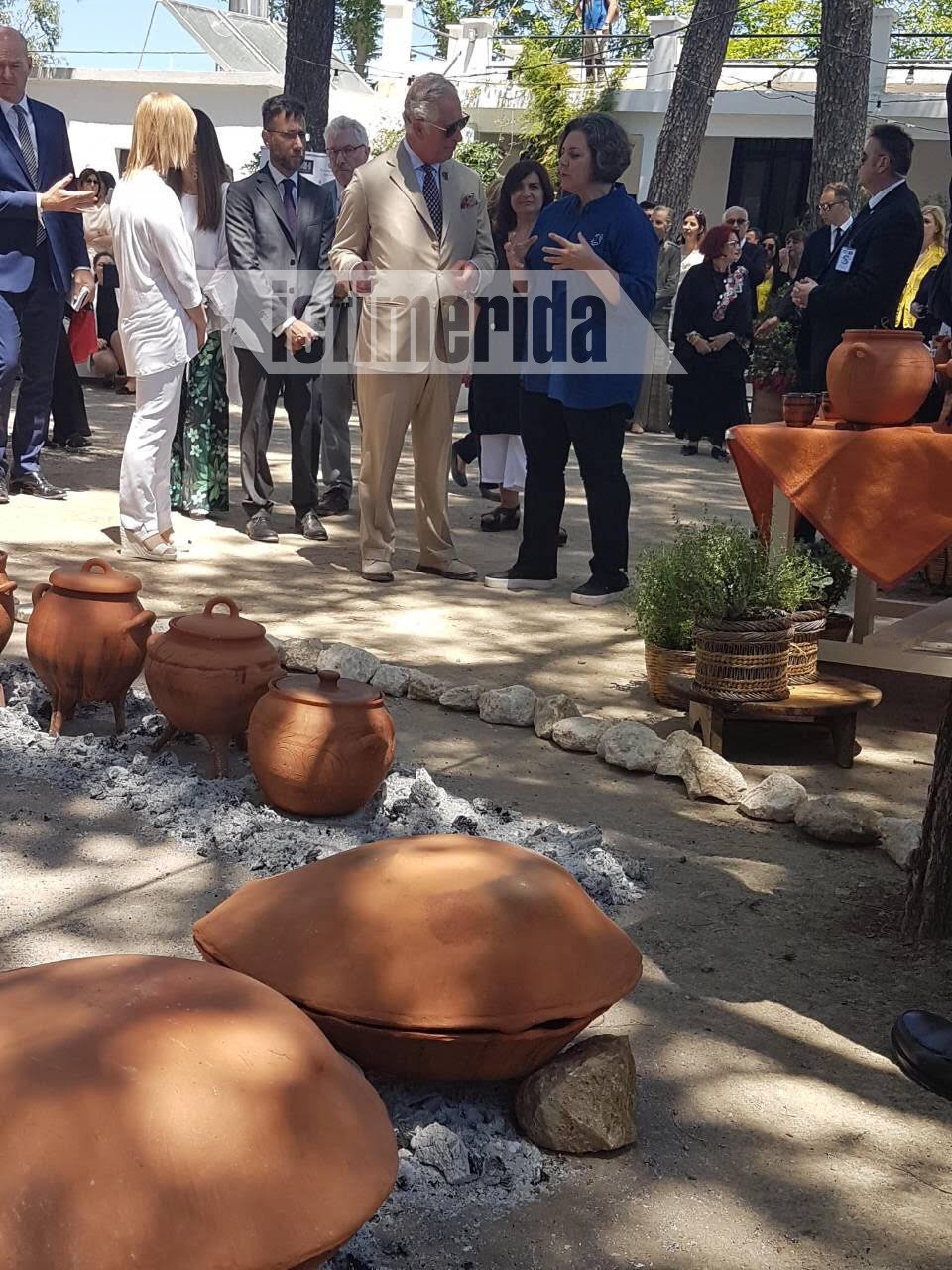 Ο πρίγκιπας Κάρολος μαθαίνει πως μαγείρευαν στο μινωικό πολιτισμό