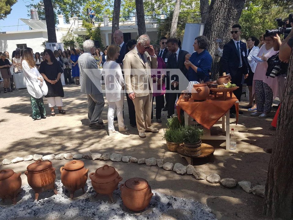 Στο σπίτι του Εβανς ο Κάρολος, με «ξεναγούς» τη Μαριάννα Βαρδινογιάννη και τη Μαρέβα Μητσοτάκη [εικόνες&βίντεο] | iefimerida.gr 4