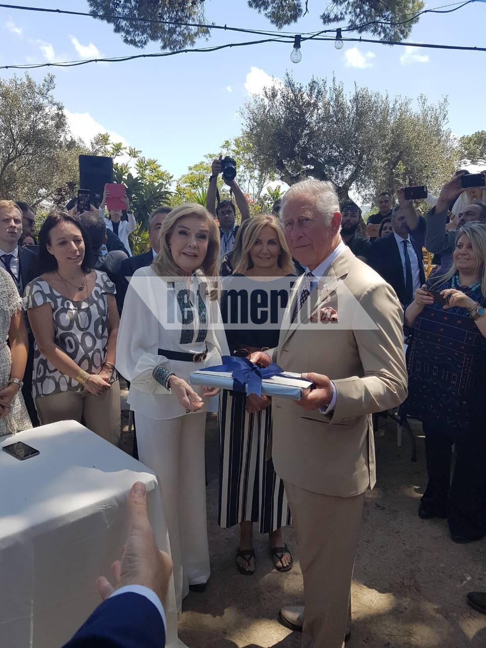 Στο σπίτι του Εβανς ο Κάρολος, με «ξεναγούς» τη Μαριάννα Βαρδινογιάννη και τη Μαρέβα Μητσοτάκη [εικόνες&βίντεο] | iefimerida.gr 0